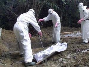 Ébola amenaza con matar a la sociedad liberiana