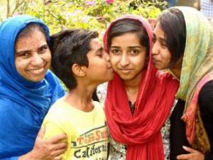 Dos musulmanas de la India accedieron a la escuela de medicina con el mejor promedio