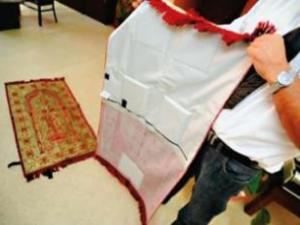 Inventan alfombra de oración ortopédica