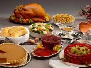 Comer alimentos preparados para una fiesta cristiana