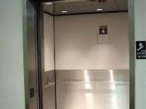 Fallece un hombre tras quedar atrapado en un ascensor durante varias horas