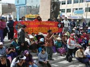 Maestros colombianos protestan contra políticas educativas
