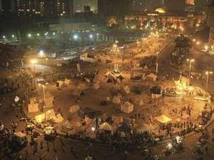 منصة التحرير تطالب المتظاهرين بالتمركز أمامها بسبب قلة الأعداد
