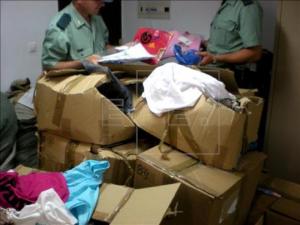 Detenidas 50 personas de una red que vendía mercancía falsificada