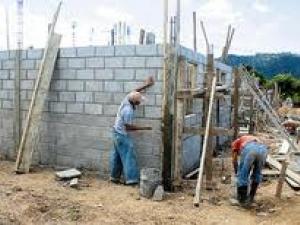Cientos de pobres viven en casas de alto riesgo en Guatemala