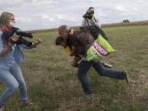 Despiden a camarógrafa húngara por agredir a inmigrantes