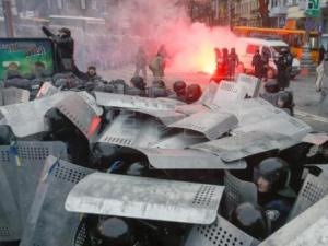 Más de 70 policías heridos en choques con manifestantes
