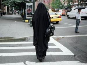 صحافية أمريكية تشن هجومًا على النقاب وتسخر منه