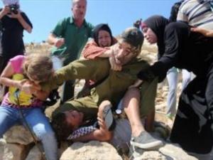 Mujer palestina impide arresto de un menor por soldado israelí