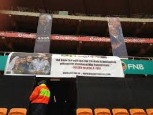 Un grupo de activistas sudafricanos colgaron pancartas a favor de Palestina
